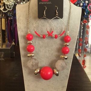 Short pink necklace with matching earrings 😍